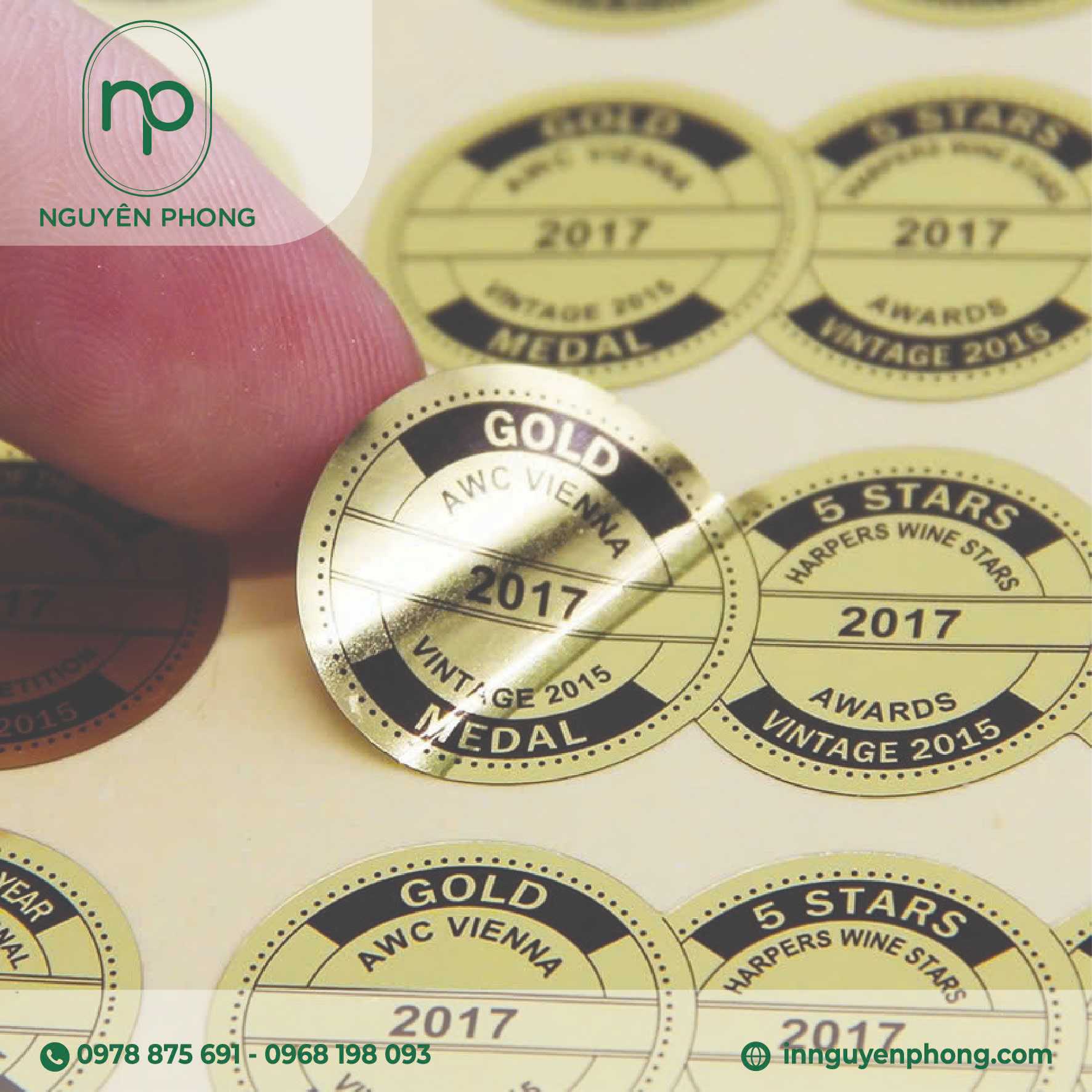 Khách hàng duyệt mẫu in thử tại xưởng